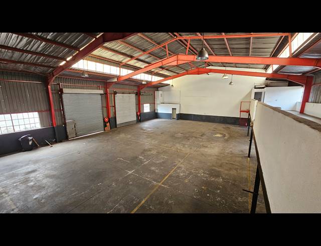 690M² WAREHOUSE TO LET IN JET PARK